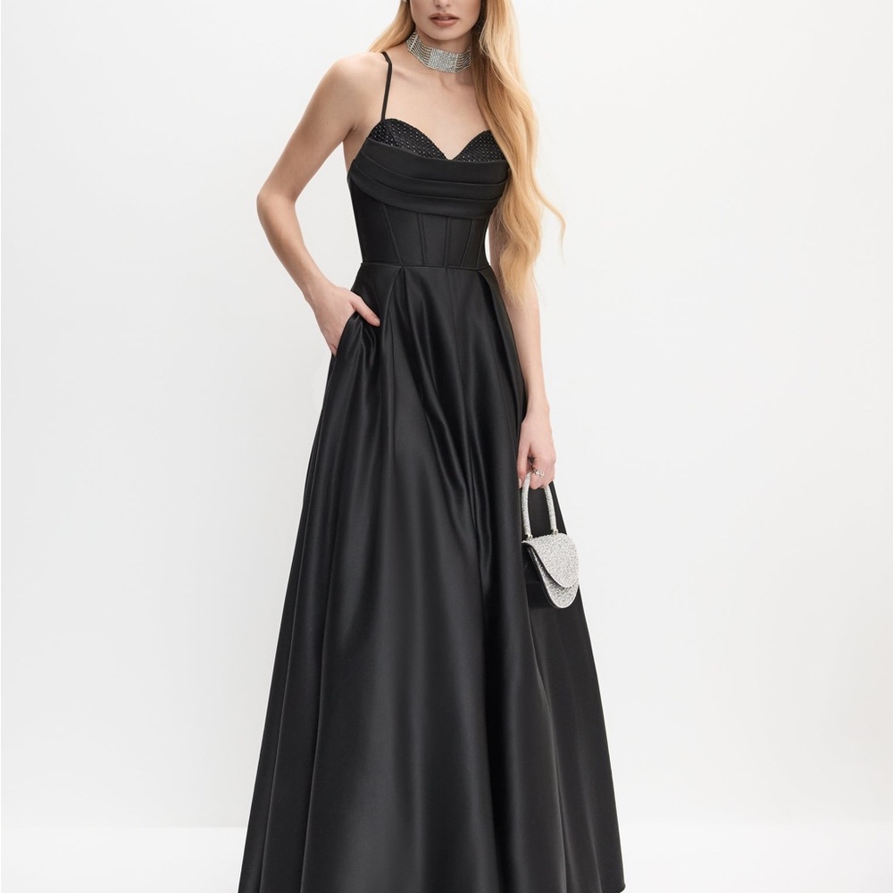 Elegant Black Evening Gown - Picture 1 of 3